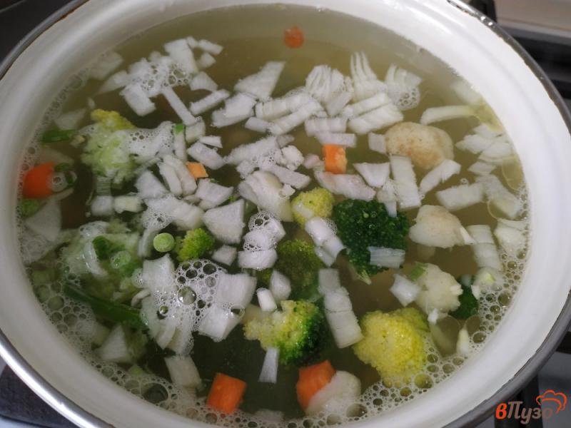 Фото приготовление рецепта: Овощной суп на курином бульоне шаг №5