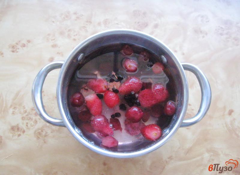 Фото приготовление рецепта: Кисель из клубники и вишни шаг №3