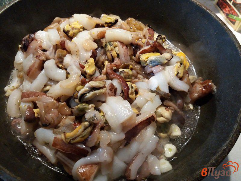 Фото приготовление рецепта: Паста с морепродуктами шаг №3
