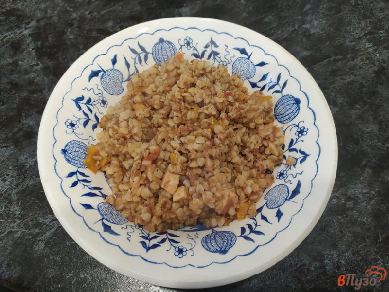 Фото приготовление рецепта: Гречневая крупа с бужениной и кетчупом шаг №5