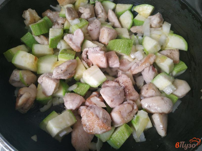 Фото приготовление рецепта: Кабачки тушеные с куриным филе шаг №3