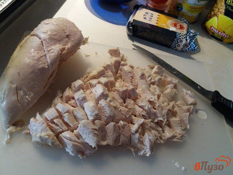 Фото приготовление рецепта: Салат из куриного филе с имбирём и ананасами шаг №3