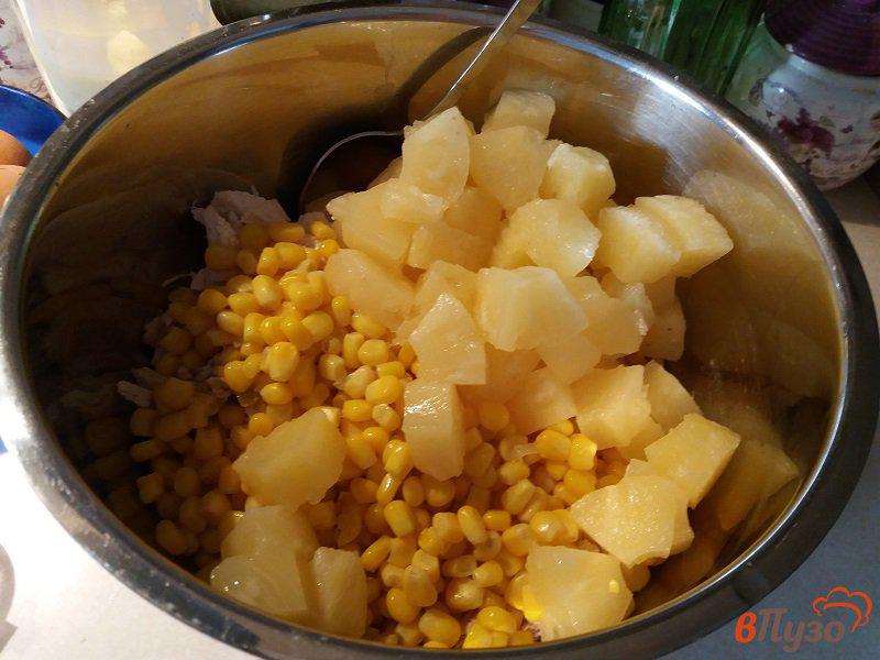 Фото приготовление рецепта: Салат из куриного филе с имбирём и ананасами шаг №4