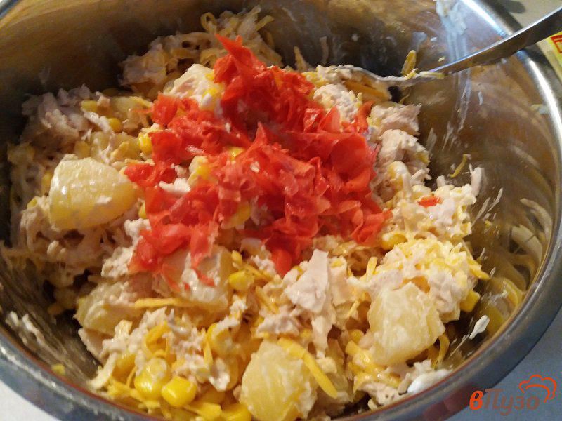 Фото приготовление рецепта: Салат из куриного филе с имбирём и ананасами шаг №7