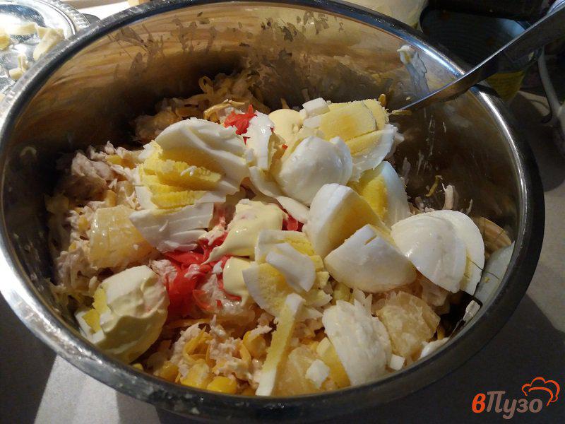 Фото приготовление рецепта: Салат из куриного филе с имбирём и ананасами шаг №8