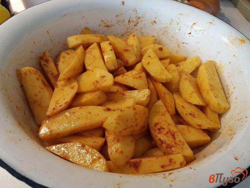 Фото приготовление рецепта: Запеченный картофель фри шаг №5