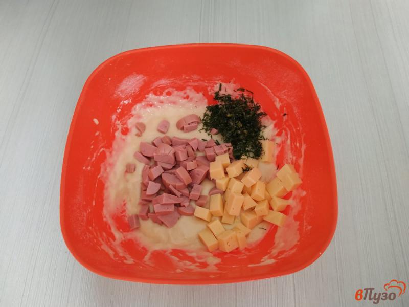 Фото приготовление рецепта: Оладьи дрожжевые с колбасой и с сыром шаг №4