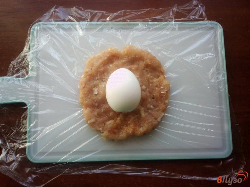 Фото приготовление рецепта: Котлеты с яйцом внутри шаг №3