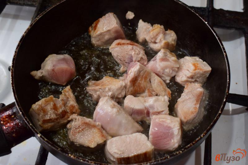 Фото приготовление рецепта: Свинина с луком на сковороде шаг №1