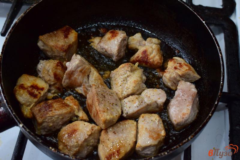 Фото приготовление рецепта: Свинина с луком на сковороде шаг №2
