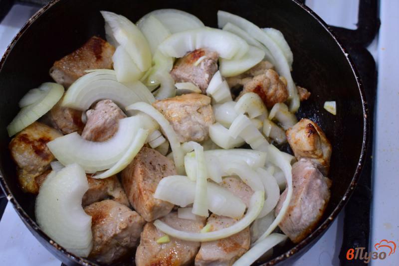 Фото приготовление рецепта: Свинина с луком на сковороде шаг №4