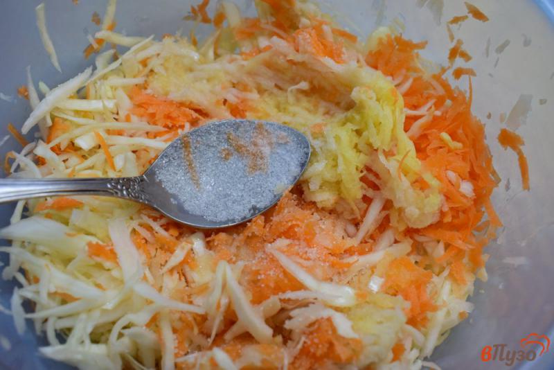 Фото приготовление рецепта: Овощной салат из свежей капусты шаг №4
