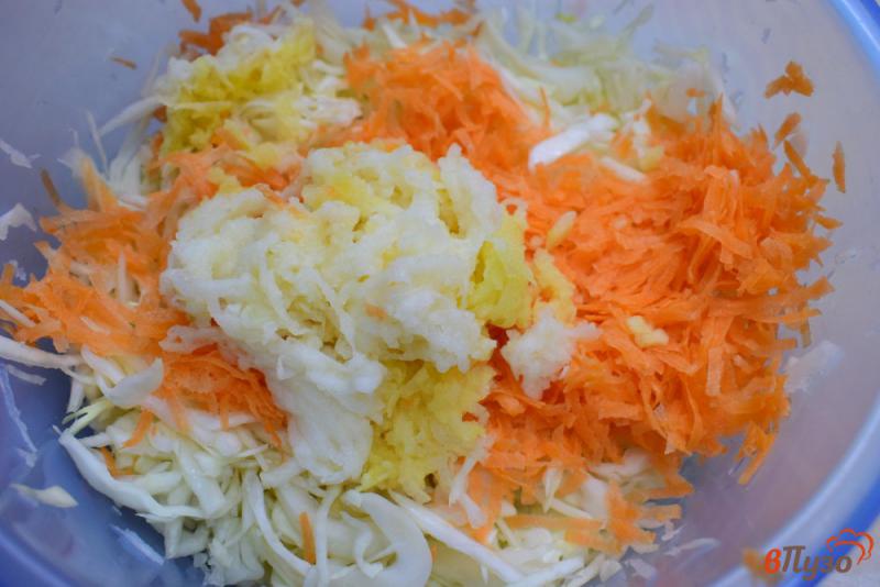 Фото приготовление рецепта: Овощной салат из свежей капусты шаг №3