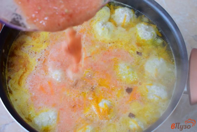 Фото приготовление рецепта: Суп с фрикадельками и помидорами шаг №5