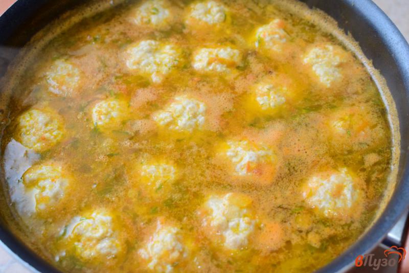 Фото приготовление рецепта: Суп с фрикадельками и помидорами шаг №6