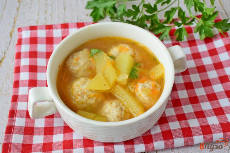 Фото приготовление рецепта: Суп с фрикадельками и помидорами шаг №7