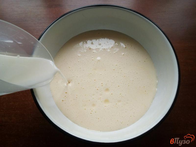 Фото приготовление рецепта: Пирог на молоке с консервированными сливами шаг №2