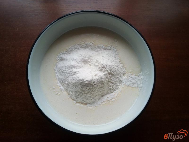 Фото приготовление рецепта: Пирог на молоке с консервированными сливами шаг №3