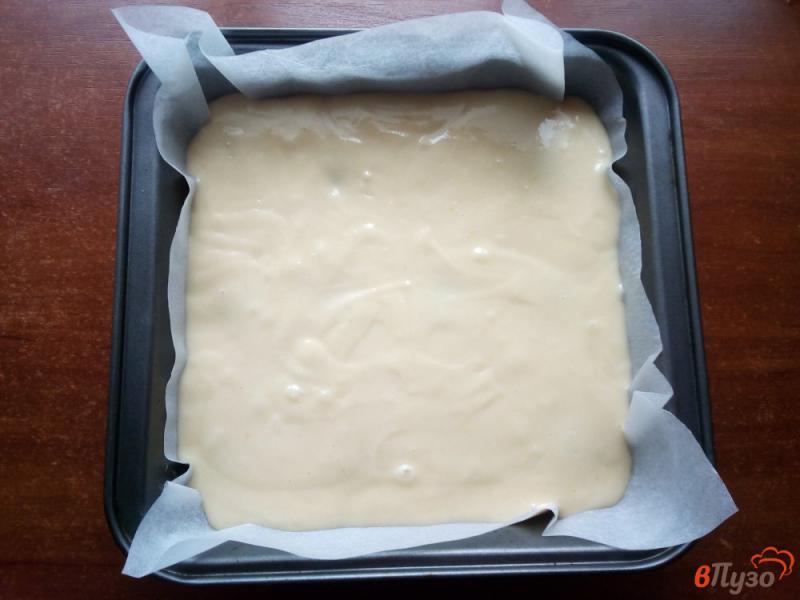 Фото приготовление рецепта: Пирог на молоке с консервированными сливами шаг №6