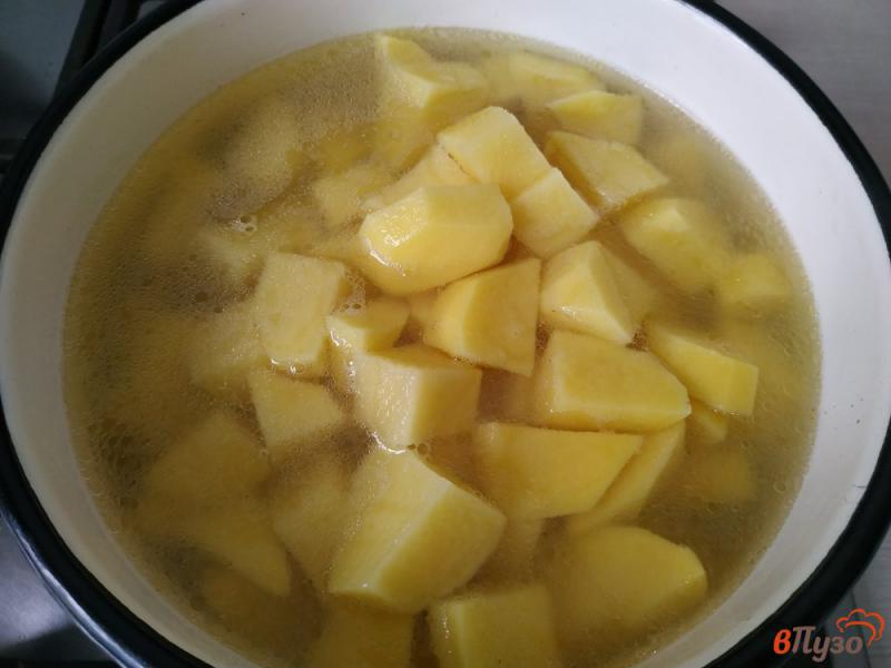 Фото приготовление рецепта: Тушеный картофель с сердечками и с плавленым сыром шаг №3