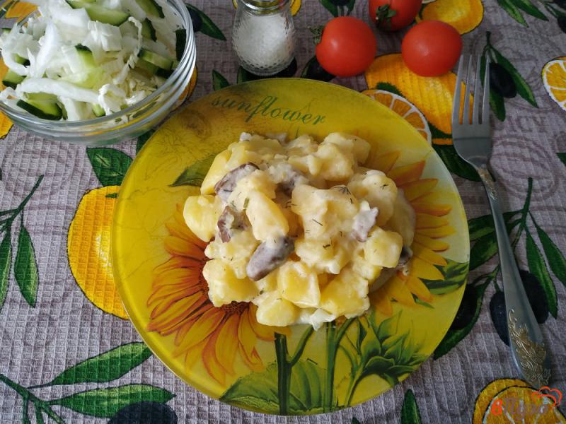 Фото приготовление рецепта: Тушеный картофель с сердечками и с плавленым сыром шаг №6