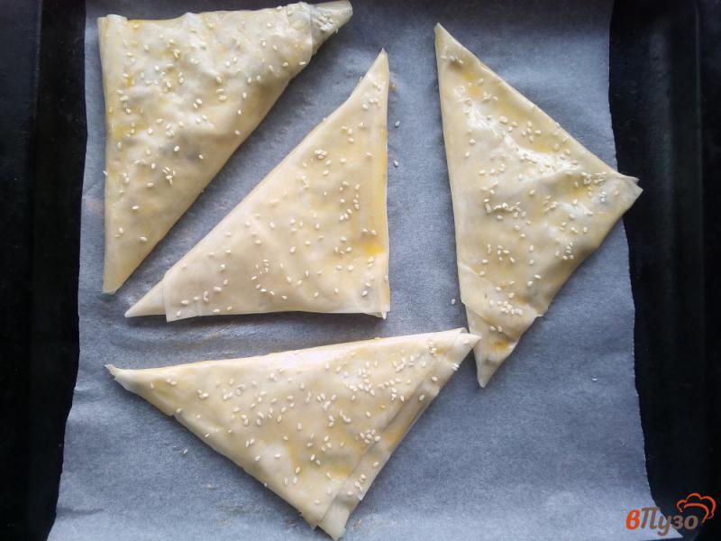 Фото приготовление рецепта: Треугольники с фаршем и грибами шаг №9