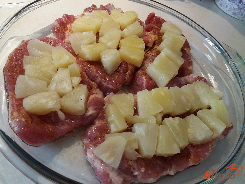 Фото приготовление рецепта: Свинина запеченная с ананасами под сырной корочкой шаг №5