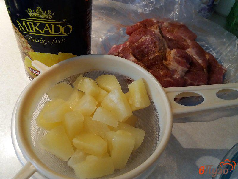 Фото приготовление рецепта: Свинина запеченная с ананасами под сырной корочкой шаг №4