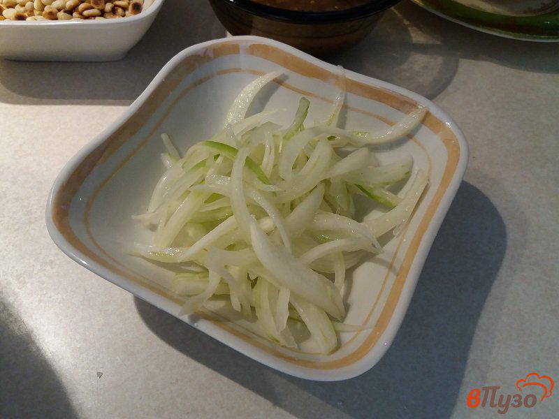 Фото приготовление рецепта: Овощной салат с творожным сыром и кедровыми орешками шаг №5