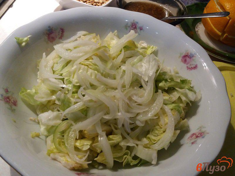 Фото приготовление рецепта: Овощной салат с творожным сыром и кедровыми орешками шаг №8