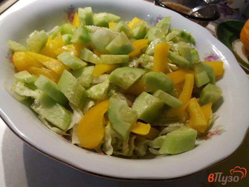 Фото приготовление рецепта: Овощной салат с творожным сыром и кедровыми орешками шаг №11