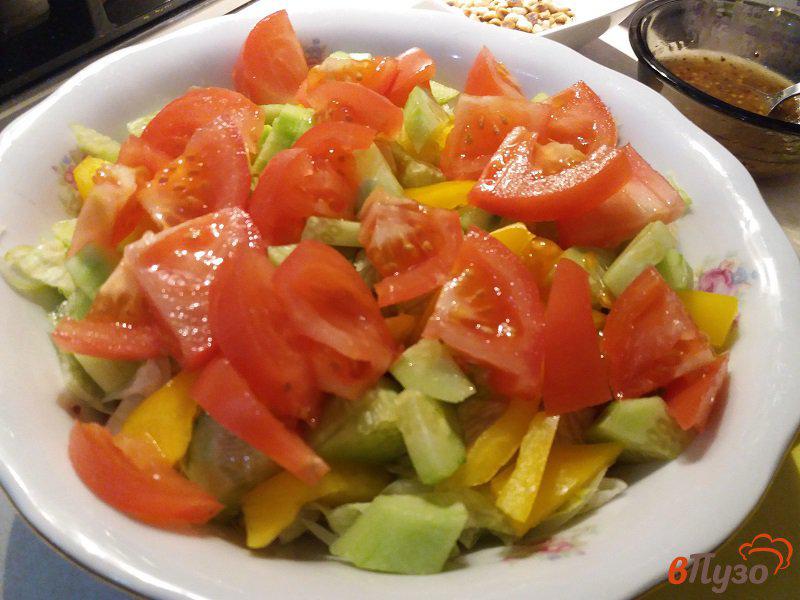 Фото приготовление рецепта: Овощной салат с творожным сыром и кедровыми орешками шаг №12