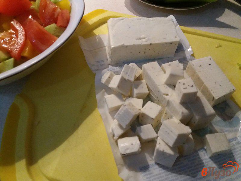 Фото приготовление рецепта: Овощной салат с творожным сыром и кедровыми орешками шаг №13
