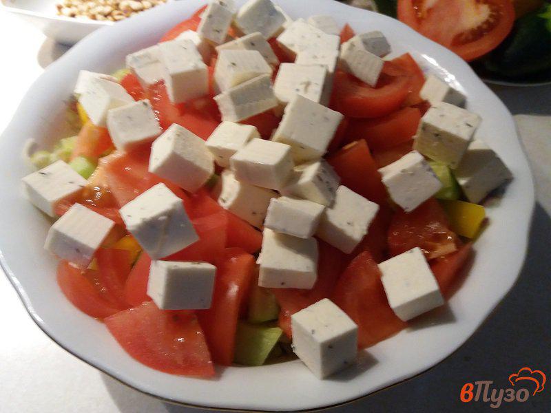Фото приготовление рецепта: Овощной салат с творожным сыром и кедровыми орешками шаг №14