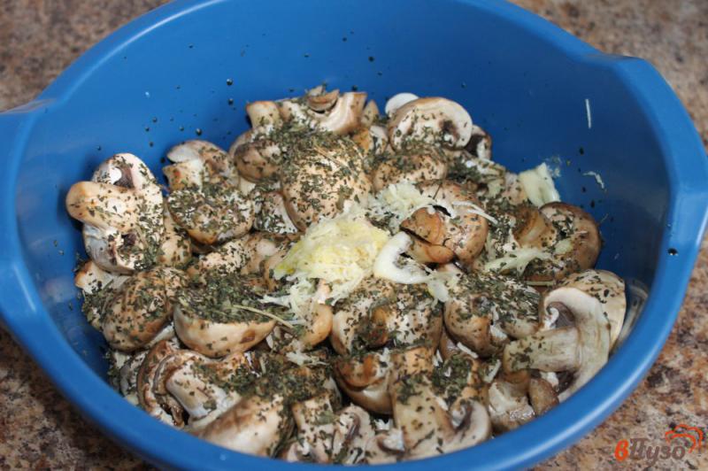 Фото приготовление рецепта: Грибы жареные на гриле с чесноком и базиликом шаг №4
