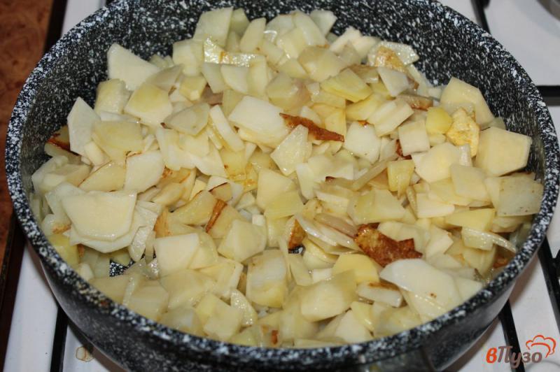 Фото приготовление рецепта: Картофель жареный с куриной печенью и мясом шаг №2