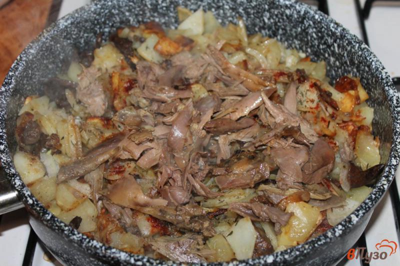Фото приготовление рецепта: Картофель жареный с куриной печенью и мясом шаг №4