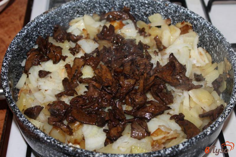 Фото приготовление рецепта: Картофель жареный с куриной печенью и мясом шаг №3
