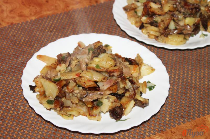 Фото приготовление рецепта: Картофель жареный с куриной печенью и мясом шаг №5