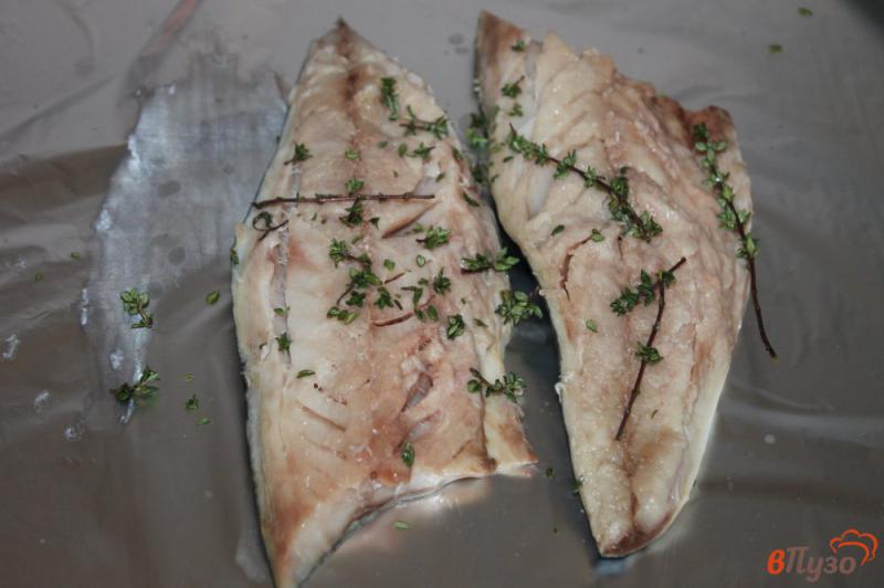Фото приготовление рецепта: Скумбрия запеченная в духовке с чесноком и тимьяном шаг №2