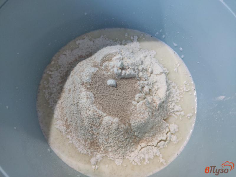 Фото приготовление рецепта: Пирог из дрожжевого теста с вареньем шаг №2