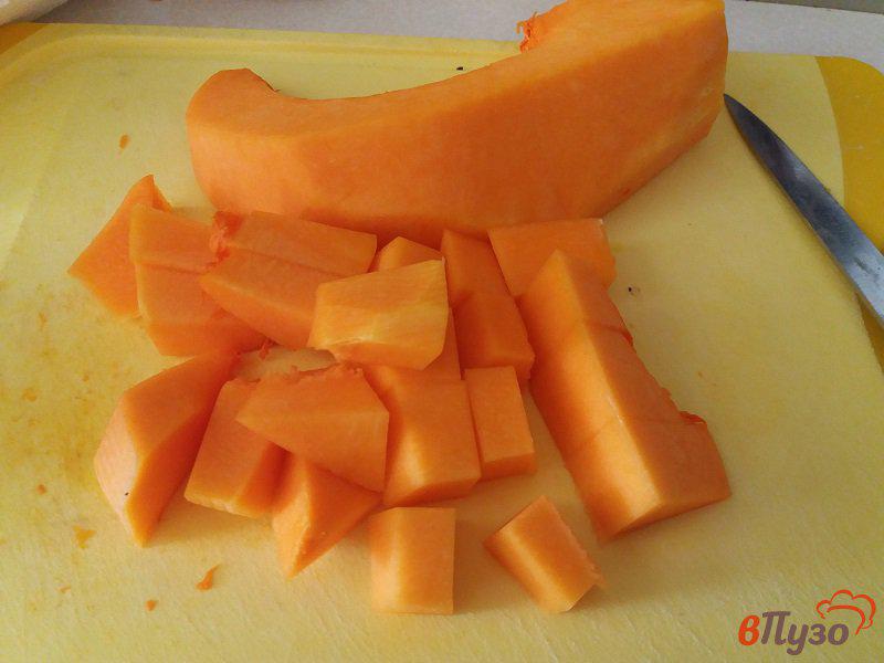 Фото приготовление рецепта: Запеканка из творога тыквы и изюма со вкусом апельсина шаг №1