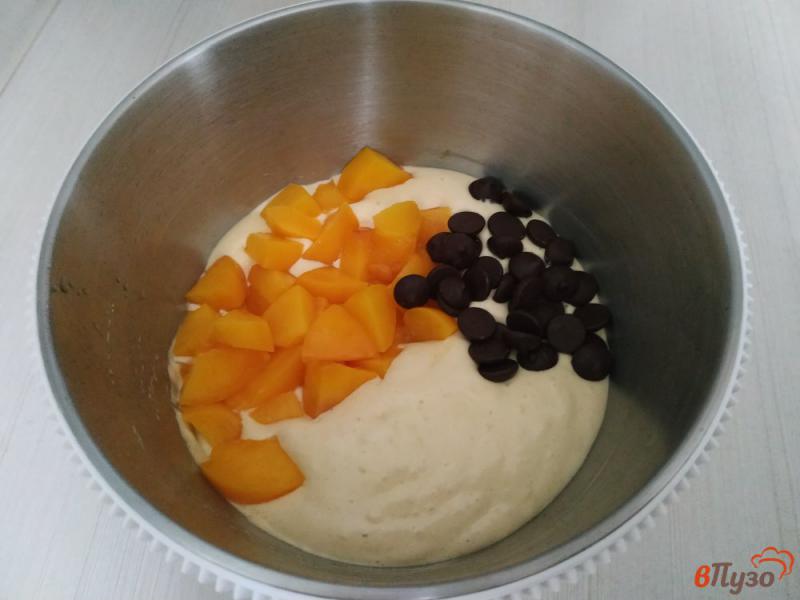 Фото приготовление рецепта: Шарлотка с персиками и шоколадом шаг №3