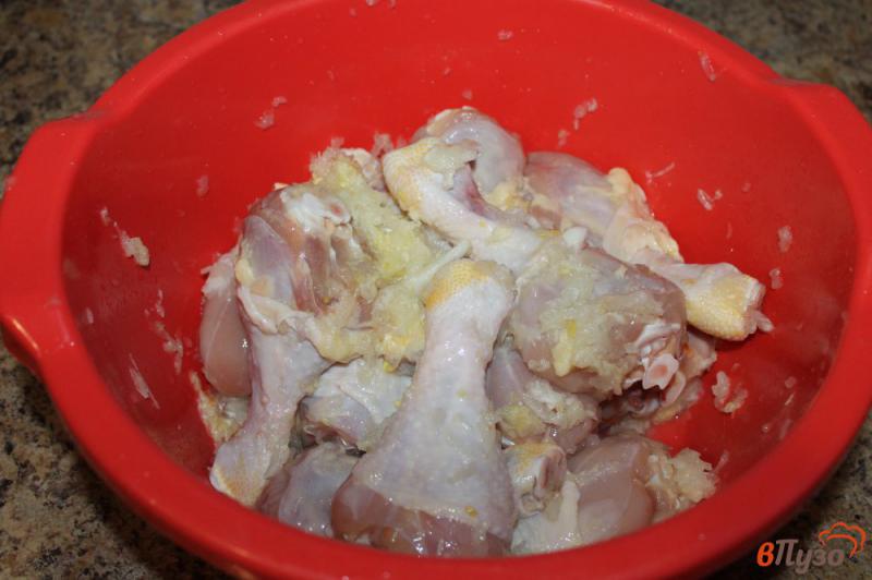 Фото приготовление рецепта: Жареные куриные голени шаг №2