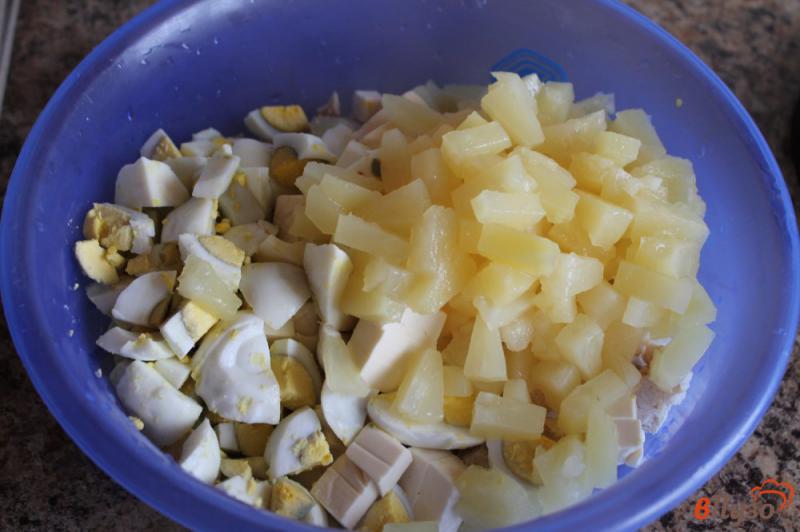 Фото приготовление рецепта: Мясной салат с сыром яйцом и ананасом шаг №4