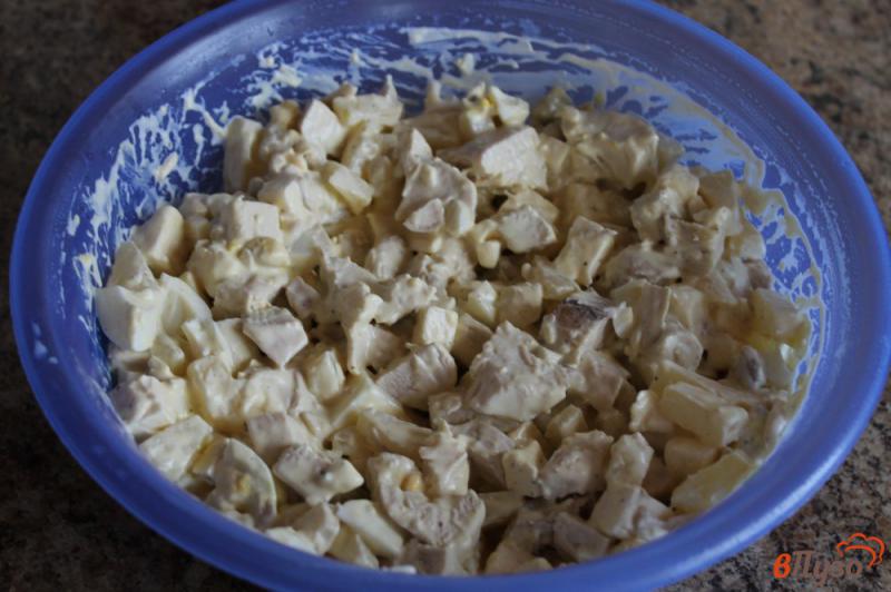 Фото приготовление рецепта: Мясной салат с сыром яйцом и ананасом шаг №5