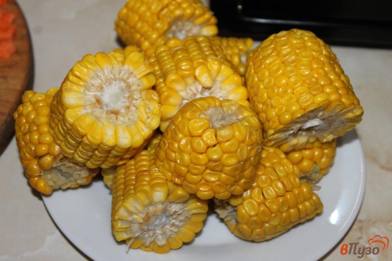 Фото приготовление рецепта: Рагу из овощей грибов и кукурузы на сковороде шаг №3