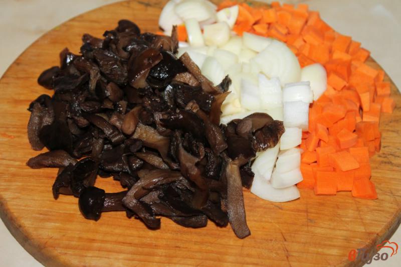 Фото приготовление рецепта: Рагу из овощей грибов и кукурузы на сковороде шаг №2