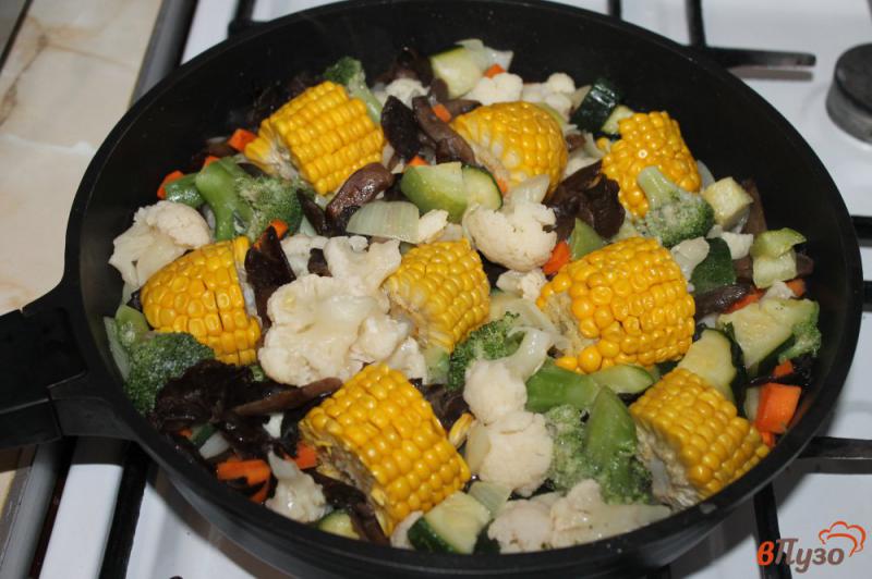 Фото приготовление рецепта: Рагу из овощей грибов и кукурузы на сковороде шаг №5