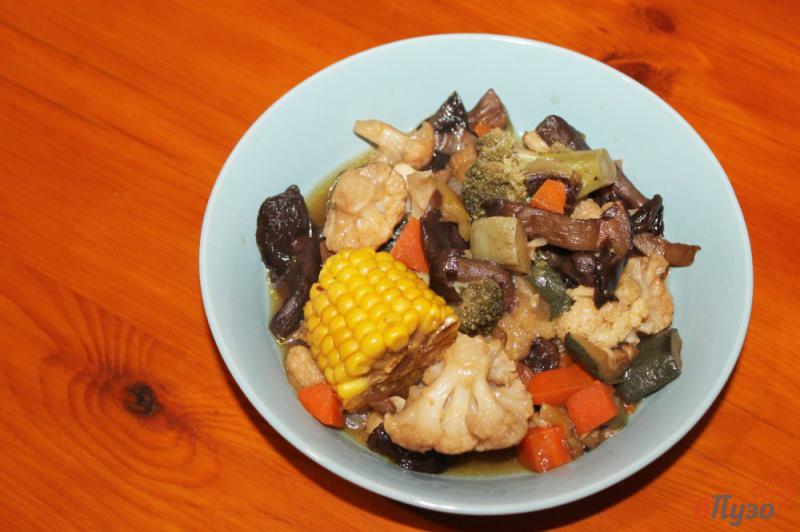 Фото приготовление рецепта: Рагу из овощей грибов и кукурузы на сковороде шаг №6